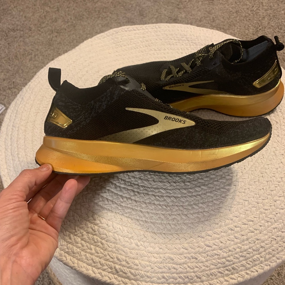 Brooks Levitate 4 black and gold less than 20 miles